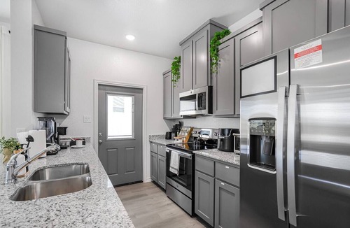 Temple House | Contemporary 3-Bedroom Duplex, Near Hospital & Downtown, Fenced Yard, Workspace