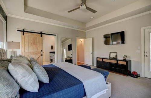 Edmond Villa | Contemporary 3B 2B Luxuriously Furnished Home