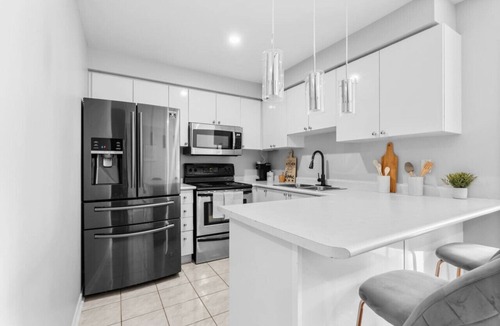 Ajax House | Contemporary 3BR Townhouse in Ajax: Cozy & Central