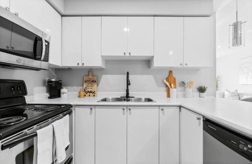 Ajax House | Contemporary 3BR Townhouse in Ajax: Cozy & Central