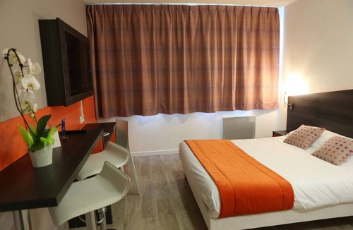 Chevilly-Larue Hotel | Contemporary Apartment Near Metro & Tram Lines | 2 Units