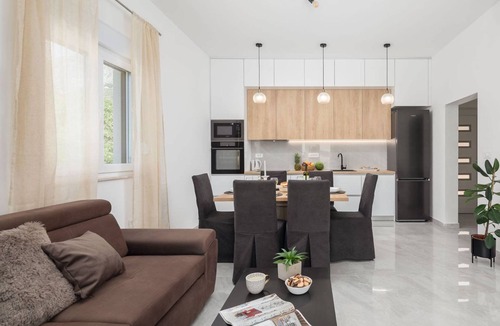 Kastel Sucurac Apartment | Contemporary Apartment With Terrace and Spacious Garden