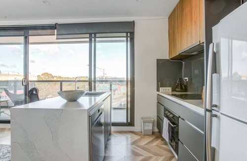 Preston Apartment | Contemporary Apt, cafes, wifi, trams & parking
