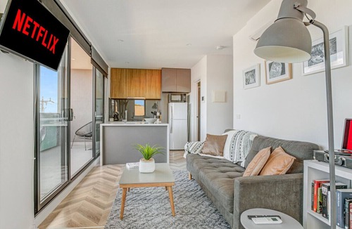 Preston Apartment | Contemporary Apt, cafes, wifi, trams & parking