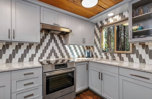 Black Butte Ranch House | Contemporary Cozy Cabin: Bikes, Outdoor Fire Table, and EV Charging