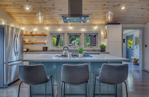 Glenwood Springs House | Contemporary cozy Retreat by Roaring Fork River