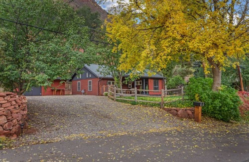 Glenwood Springs House | Contemporary cozy Retreat by Roaring Fork River