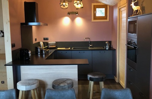 Mont-de-Lans Ski Chalet | Contemporary Chalet for 14, with Jacuzzi.