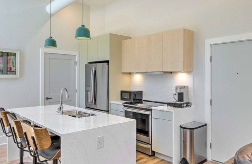 Central Business District Condo | Contemporary Cincinnati Condo - Pets Allowed!