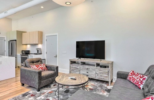 Central Business District Condo | Contemporary Cincinnati Condo - Pets Allowed!