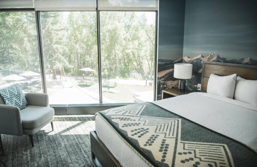 Silverthorne Hotel | Contemporary City Comfort – Boutique Stay Near Nightlife, Shopping & Art Venues