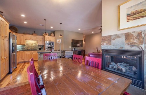 Truckee Condo | Contemporary clean townhome, great location, short walk to downtown