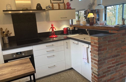 Blois House | Contemporary, cocoon-like home, ideal for family gatherings or friends.