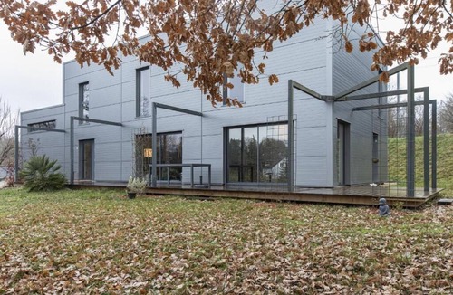 Blois House | Contemporary, cocoon-like home, ideal for family gatherings or friends.