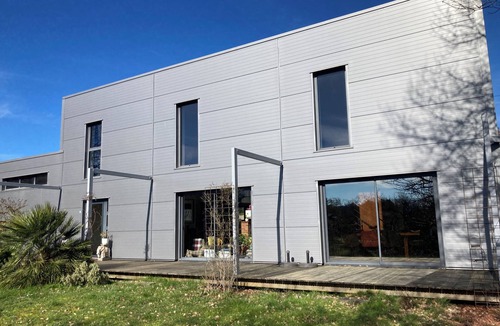 Blois House | Contemporary, cocoon-like home, ideal for family gatherings or friends.