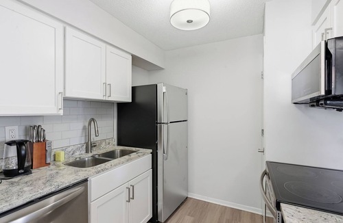 Hurstbourne Acres Apartment | Contemporary Comfort at 502