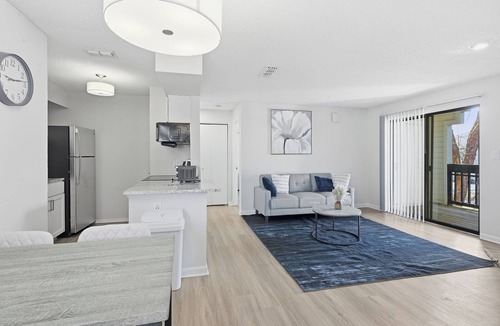 Hurstbourne Acres Apartment | Contemporary Comfort at 502