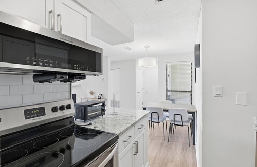 Hurstbourne Acres Apartment | Contemporary Comfort at 502