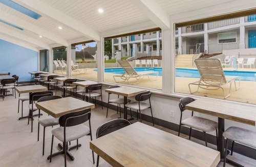 Merry Oaks House | Contemporary Comfort and Convenience! 3 Great Units, Free Parking & Breakfast
