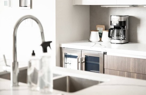 Jefferson Park Condo | Contemporary Condo | Grill + Balcony | Tesoro