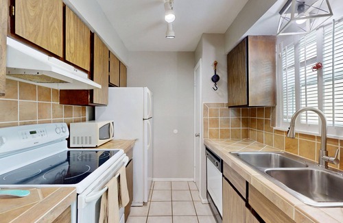 Sailhouse Condo | Contemporary Condo w/Fast WiFi and Shared Pool