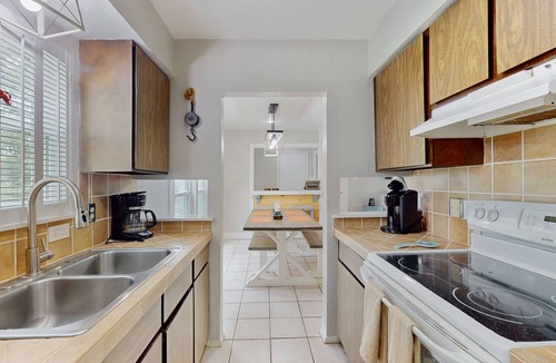 Sailhouse Condo | Contemporary Condo w/Fast WiFi and Shared Pool