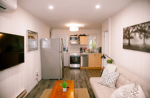 Dwight House | Contemporary cottage on waterfront w fiber internet - Inverloch