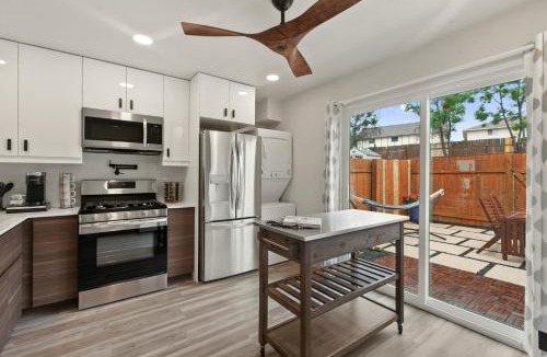 St. Edwards Apartment | Contemporary Couples Getaway Near Austin Favorites - Loft 21