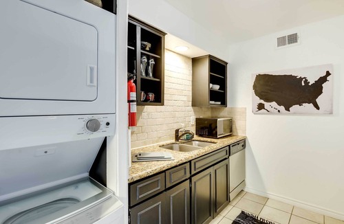 Knox - Henderson Condo | Contemporary Dallas Condo w/Pool Access!