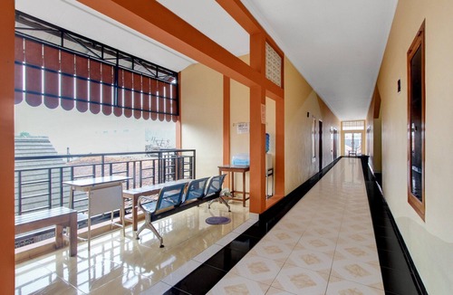 Yogyakarta House | Contemporary Deluxe Twin Stay w/Stylish Comfort