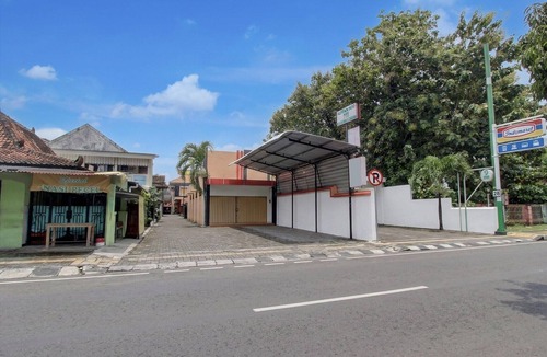 Yogyakarta House | Contemporary Deluxe Twin Stay w/Stylish Comfort