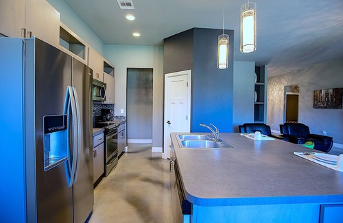 Edmond House | Contemporary Design - Free Parking - Outdoor Grill