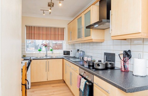 Bloxwich Apartment | Contemporary expansive apartment lower