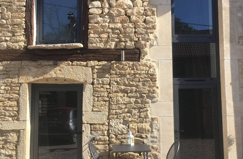 Nuits-Saint-Georges Cottage | Contemporary studio in old barn renovated by architect