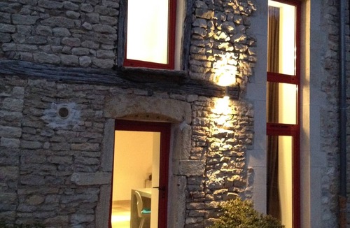 Nuits-Saint-Georges Cottage | Contemporary studio in old barn renovated by architect