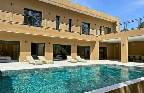 Serignan-du-Comtat Villa | Contemporary villa for 10 guests with heated pool, gym & sauna