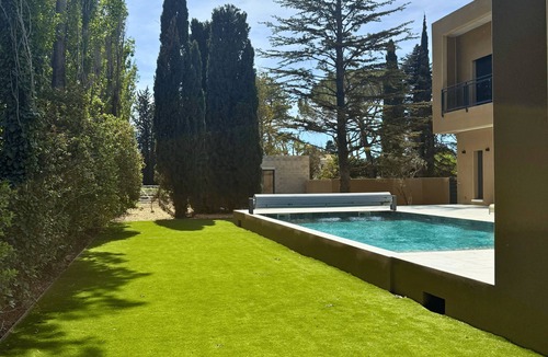 Serignan-du-Comtat Villa | Contemporary villa for 10 guests with heated pool, gym & sauna