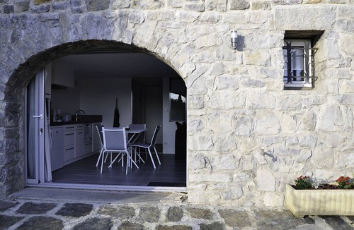 Les Vans Cottage | Contemporary gîte in a charming residence.