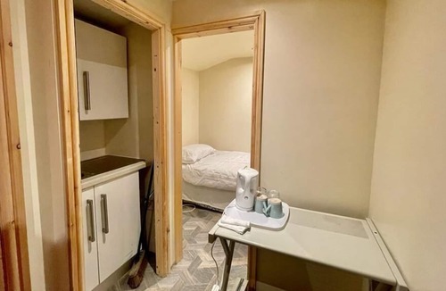 Rastrick Apartment | Contemporary