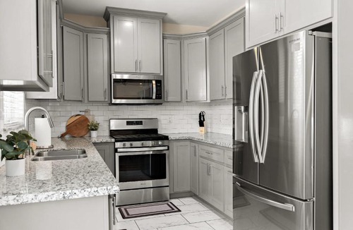 Sacramento Villa | Contemporary Home King Bed Fast Wi-Fi Central Sacramento Location