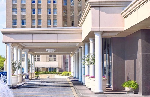 Central West End Hotel | Contemporary Hotel in Central West End district! Parking, Pool & Cinema Onsite!