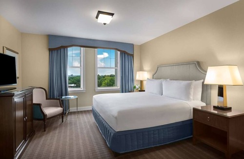 Central West End Hotel | Contemporary Hotel in Central West End district! Pets Are Welcome! Parking, Pool