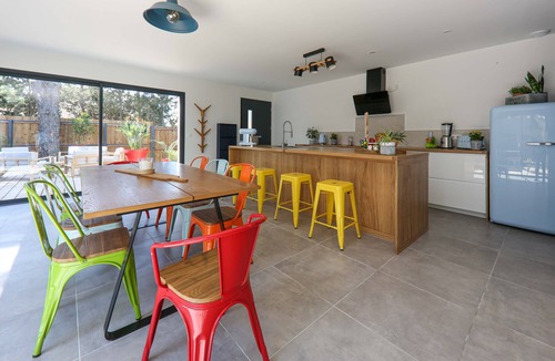 Aigues-Mortes House | Contemporary house with heated pool in a magnificent pine forest