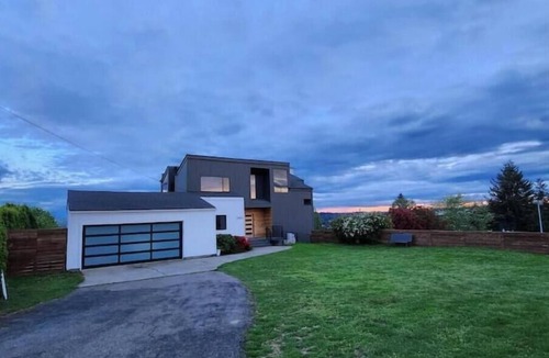 Bryn Mawr-Skyway House | Contemporary House in Seattle