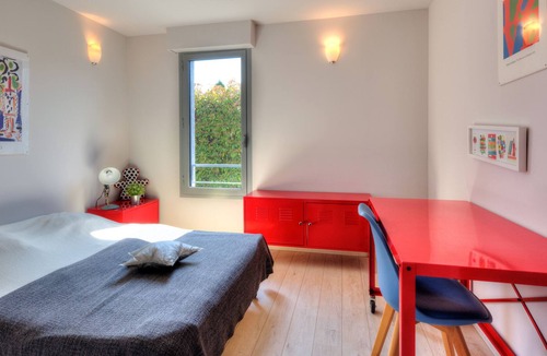 Carros House | Contemporary house surrounded by greenery