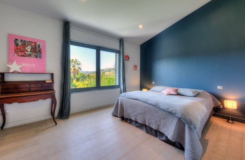 Carros House | Contemporary house surrounded by greenery