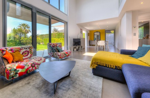 Carros House | Contemporary house surrounded by greenery