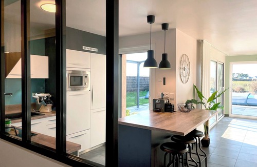 Erdeven House | Contemporary house with heated pool