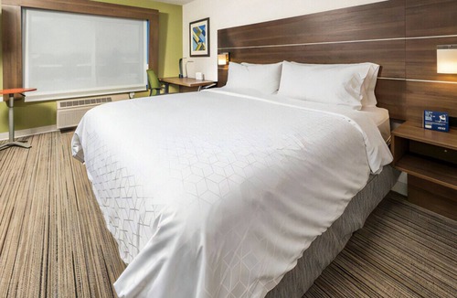 Indianapolis House | Contemporary King Room with Luxury and Comfort