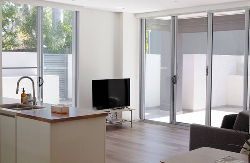 Lane Cove North Apartment | Contemporary living in a leafy setting